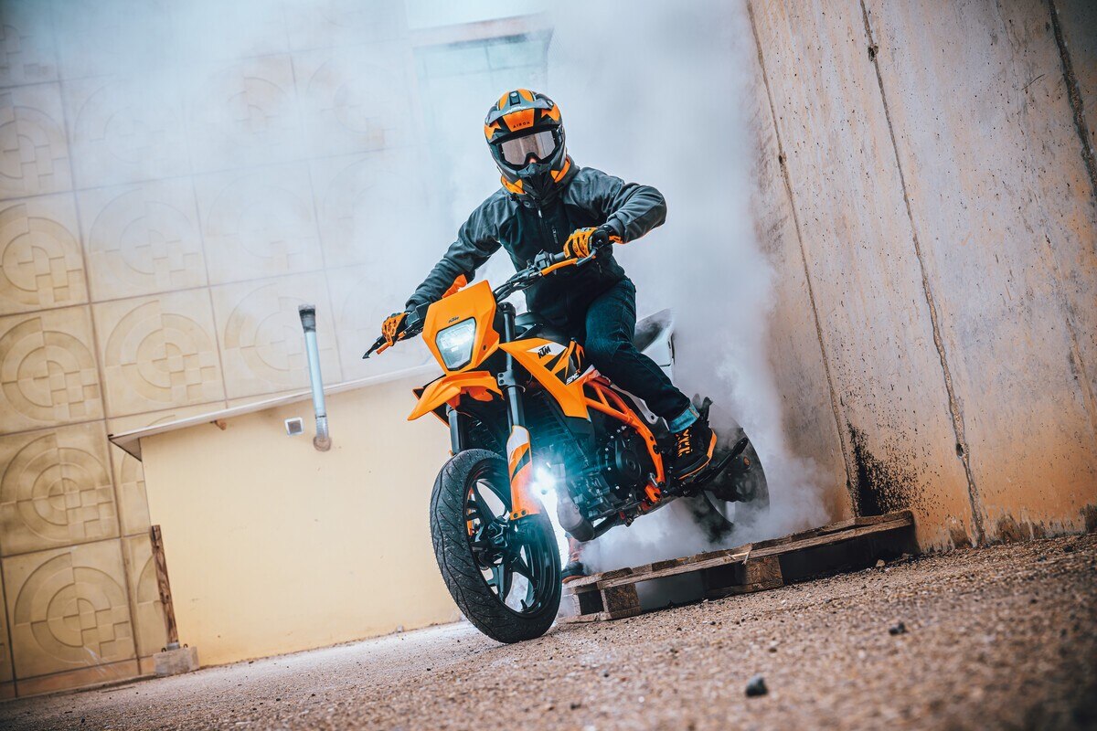 KTM presenta le nuove 125 SMC R e 390 SMC R 2025